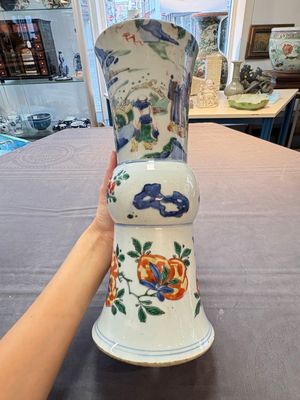 A Chinese wucai 'gu' vase and a blue and white brush pot, Transitional period and later — photo 1