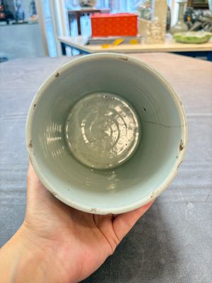 A Chinese wucai 'gu' vase and a blue and white brush pot, Transitional period and later — photo 11