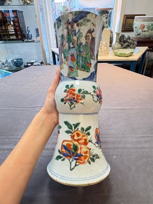 A Chinese wucai 'gu' vase and a blue and white brush pot, Transitional period and later — photo 2
