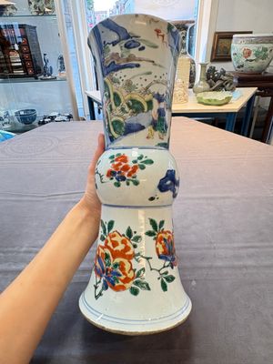 A Chinese wucai 'gu' vase and a blue and white brush pot, Transitional period and later — photo 4