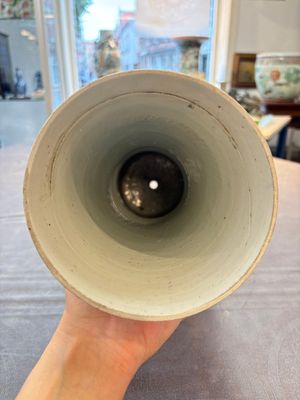 A Chinese wucai 'gu' vase and a blue and white brush pot, Transitional period and later — photo 5