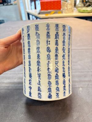 A Chinese wucai 'gu' vase and a blue and white brush pot, Transitional period and later — photo 9