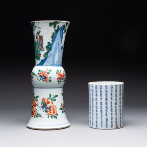 A Chinese wucai 'gu' vase and a blue and white brush pot, Transitional period and later — photo 2