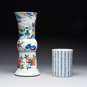 A Chinese wucai 'gu' vase and a blue and white brush pot, Transitional period and later — photo 4