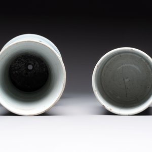 A Chinese wucai 'gu' vase and a blue and white brush pot, Transitional period and later — photo 5