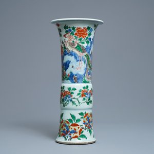 A Chinese wucai gu vase with a phoenix, Shunzhi — 照片 1
