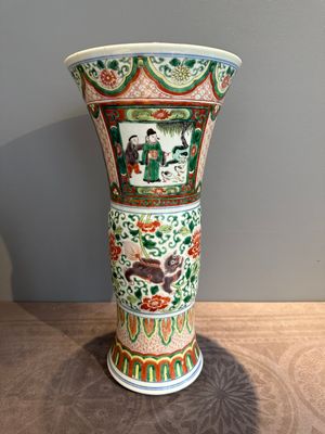 A Chinese wucai 'gu' vase with Buddhist lions, peony scrolls and figures, 19th C. — photo 1