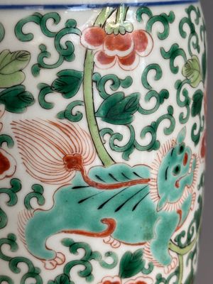 A Chinese wucai 'gu' vase with Buddhist lions, peony scrolls and figures, 19th C. — photo 11
