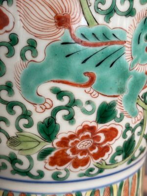 A Chinese wucai 'gu' vase with Buddhist lions, peony scrolls and figures, 19th C. — photo 12