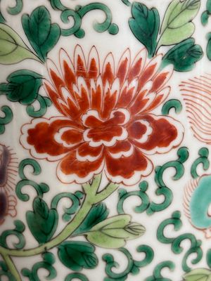 A Chinese wucai 'gu' vase with Buddhist lions, peony scrolls and figures, 19th C. — photo 13
