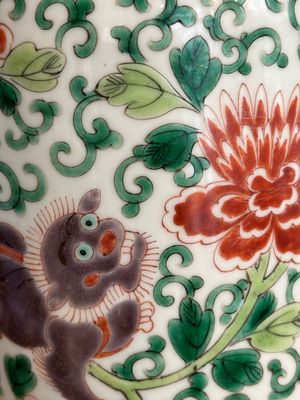 A Chinese wucai 'gu' vase with Buddhist lions, peony scrolls and figures, 19th C. — photo 14