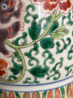 A Chinese wucai 'gu' vase with Buddhist lions, peony scrolls and figures, 19th C. — photo 15