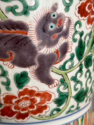 A Chinese wucai 'gu' vase with Buddhist lions, peony scrolls and figures, 19th C. — photo 16