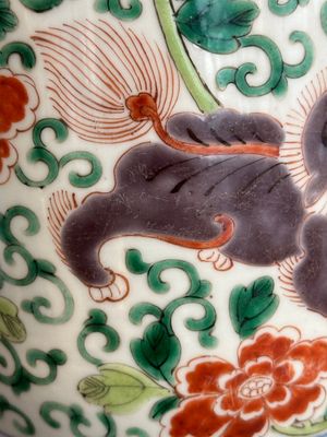 A Chinese wucai 'gu' vase with Buddhist lions, peony scrolls and figures, 19th C. — photo 17