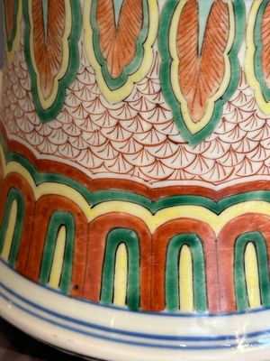 A Chinese wucai 'gu' vase with Buddhist lions, peony scrolls and figures, 19th C. — photo 19