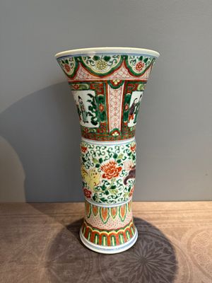 A Chinese wucai 'gu' vase with Buddhist lions, peony scrolls and figures, 19th C. — photo 2
