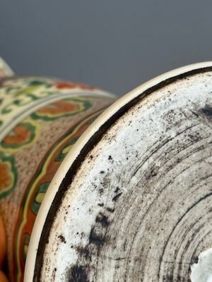 A Chinese wucai 'gu' vase with Buddhist lions, peony scrolls and figures, 19th C. — photo 21