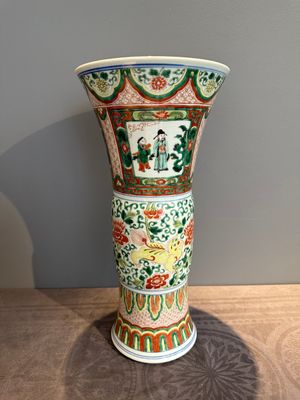 A Chinese wucai 'gu' vase with Buddhist lions, peony scrolls and figures, 19th C. — photo 3