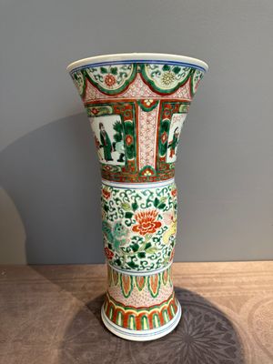 A Chinese wucai 'gu' vase with Buddhist lions, peony scrolls and figures, 19th C. — photo 4