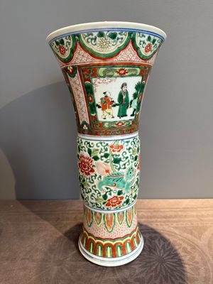 A Chinese wucai 'gu' vase with Buddhist lions, peony scrolls and figures, 19th C. — photo 5
