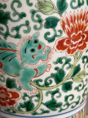 A Chinese wucai 'gu' vase with Buddhist lions, peony scrolls and figures, 19th C. — photo 10