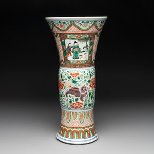 A Chinese wucai 'gu' vase with Buddhist lions, peony scrolls and figures, 19th C. — photo 1