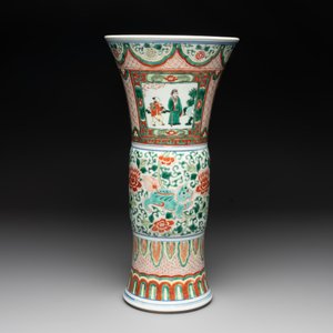 A Chinese wucai 'gu' vase with Buddhist lions, peony scrolls and figures, 19th C. — photo 2