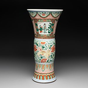 A Chinese wucai 'gu' vase with Buddhist lions, peony scrolls and figures, 19th C. — photo 3