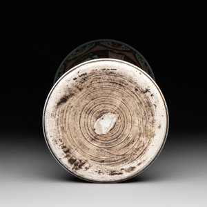 A Chinese wucai 'gu' vase with Buddhist lions, peony scrolls and figures, 19th C. — photo 5