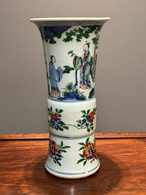 A Chinese wucai 'gu' vase with figurative design, Transitional period — photo 1