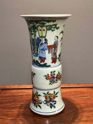 A Chinese wucai 'gu' vase with figurative design, Transitional period — photo 2