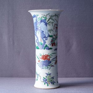 A Chinese wucai gu vase with figures in a garden, Shunzhi — 照片 8
