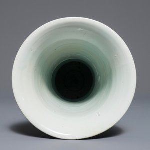 A Chinese wucai gu vase with figures, Shunzhi, Transitional period — 照片 6