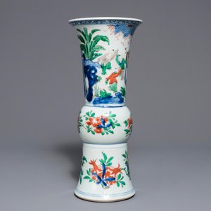 A Chinese wucai gu vase with figures, Shunzhi, Transitional period — photo 3