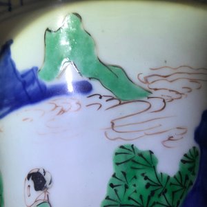 A Chinese wucai gu vase with figures, Shunzhi, Transitional period — 照片 8