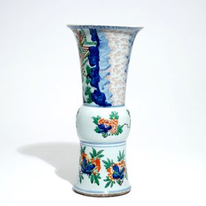 A Chinese wucai gu vase with figures, Shunzhi, Transitional period — photo 2