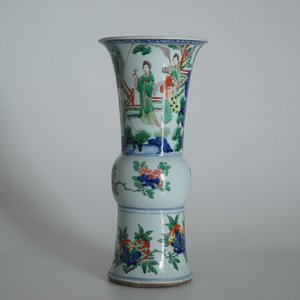 A Chinese wucai gu vase with figures, Shunzhi, Transitional period — photo 8