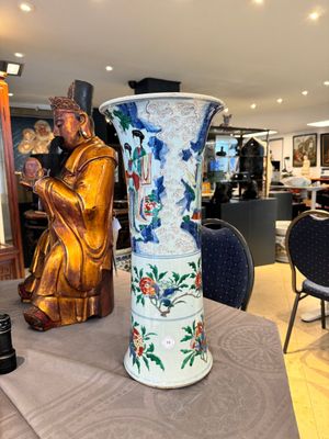 A Chinese wucai 'gu' vase with narrative design, Transitional period — photo 4