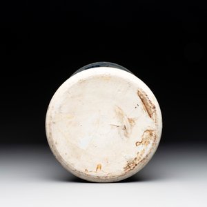 A Chinese wucai 'gu' vase with narrative design, Transitional period — photo 6