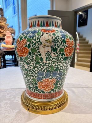 A Chinese wucai 'He He Er Xian' vase on gilt-bronze stand, 19th C. — 照片 1