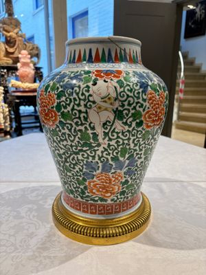 A Chinese wucai 'He He Er Xian' vase on gilt-bronze stand, 19th C. — 照片 2