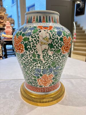 A Chinese wucai 'He He Er Xian' vase on gilt-bronze stand, 19th C. — 照片 3
