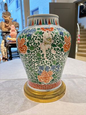 A Chinese wucai 'He He Er Xian' vase on gilt-bronze stand, 19th C. — 照片 4