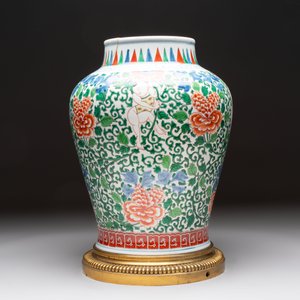A Chinese wucai 'He He Er Xian' vase on gilt-bronze stand, 19th C. — 照片 2