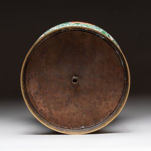 A Chinese wucai 'He He Er Xian' vase on gilt-bronze stand, 19th C. — 照片 7