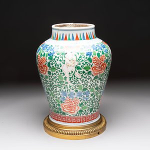 A Chinese wucai 'He He Er Xian' vase on gilt-bronze stand, 19th C. — 照片 1
