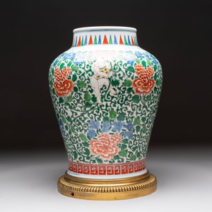 A Chinese wucai 'He He Er Xian' vase on gilt-bronze stand, 19th C. — 照片 3