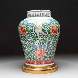 A Chinese wucai 'He He Er Xian' vase on gilt-bronze stand, 19th C. — 照片 4