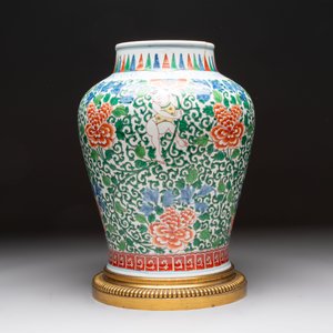 A Chinese wucai 'He He Er Xian' vase on gilt-bronze stand, 19th C. — 照片 5