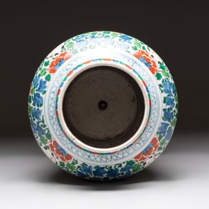 A Chinese wucai 'He He Er Xian' vase on gilt-bronze stand, 19th C. — 照片 6
